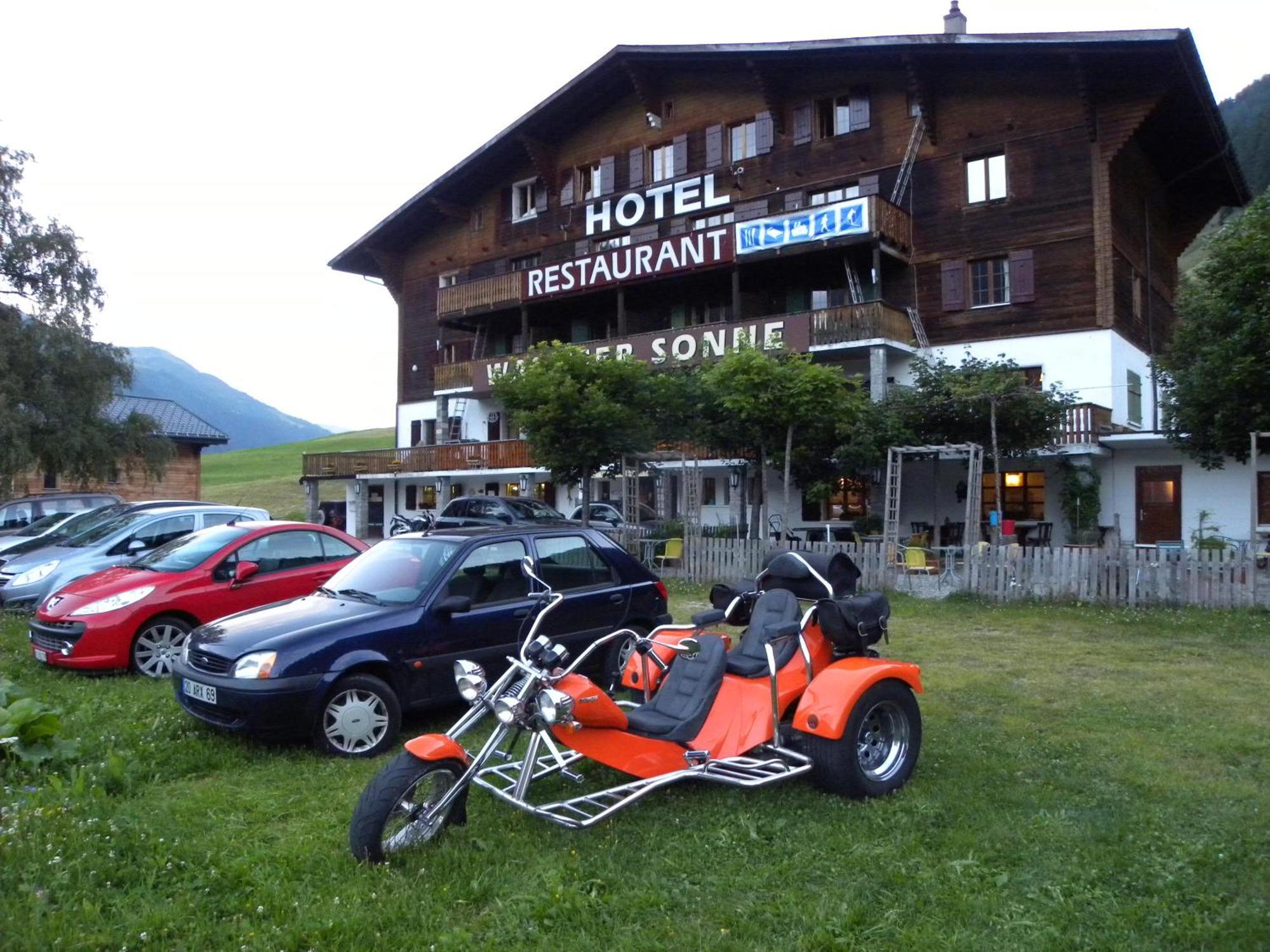 Hotel Restaurant Walliser Sonne Reckingen Exterior photo